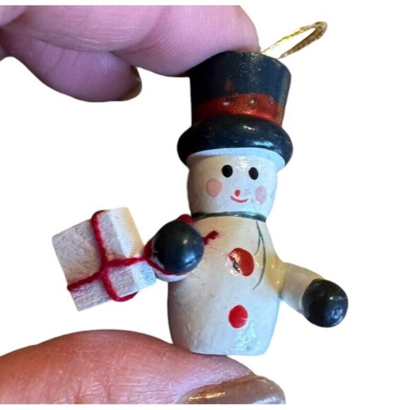 Wooden Snowman Holding Gift Ornament Toy Christmas Ornament Classic‎ - Picture 1 of 4